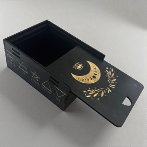 Скринька для викканських рун та карт Таро "Скринька Провидіння" (16х12х7см), дерев'яна покрита темно